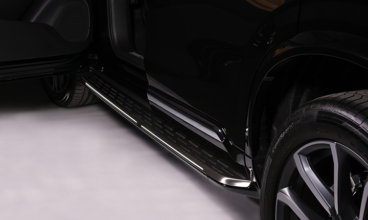Running board of a black luxury car fitted with SCHOTT Sidelights