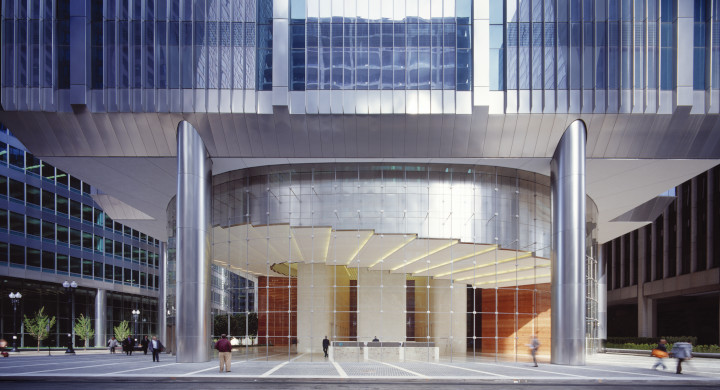 Entrance to the UBS Tower in Chicago, USA, featuring SCHOTT AMIRAN® anti-reflective glass Tall glass entrance to the UBS Tower in Chicago, USA, featuring SCHOTT AMIRAN® anti-reflective glass