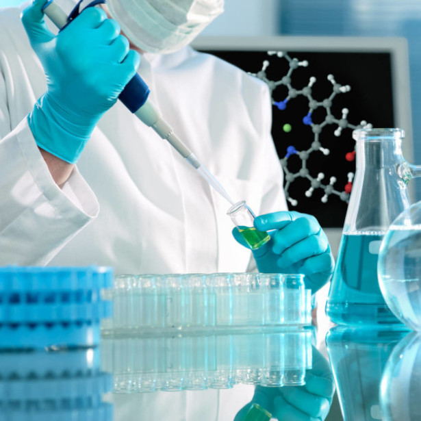 A scientist using DURAN® borosilicate glass tubing in a laboratory