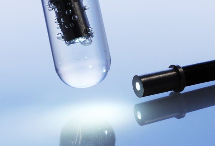 SCHOTT® HelioFlex Spot Light in a test tube submerged in water	