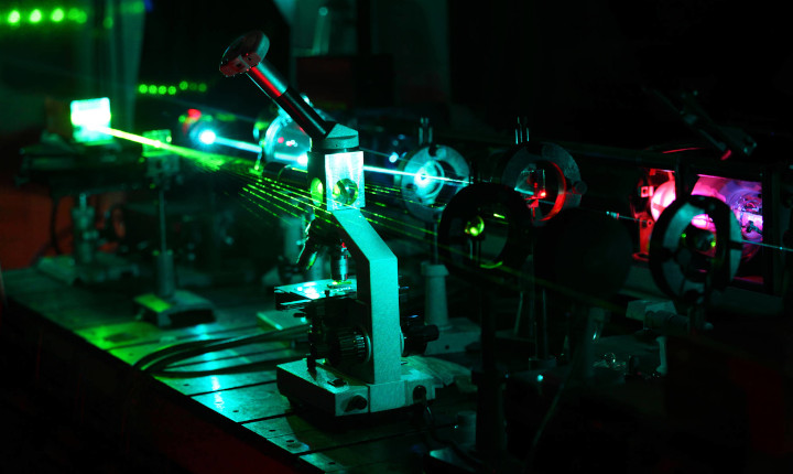 Green laser light in a dark laboratory	