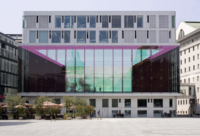 Exterior of the Bavarian State Opera in Munich, made with SCHOTT NARIMA® color effect glass