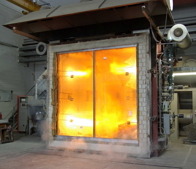 SCHOTT führt vorab Brandversuche mit Brandschutzverglasungen im eigenen Großbrandofen durch Großbrandofen zur Durchführung von Brandversuchen mit Brandschutzverglasungen