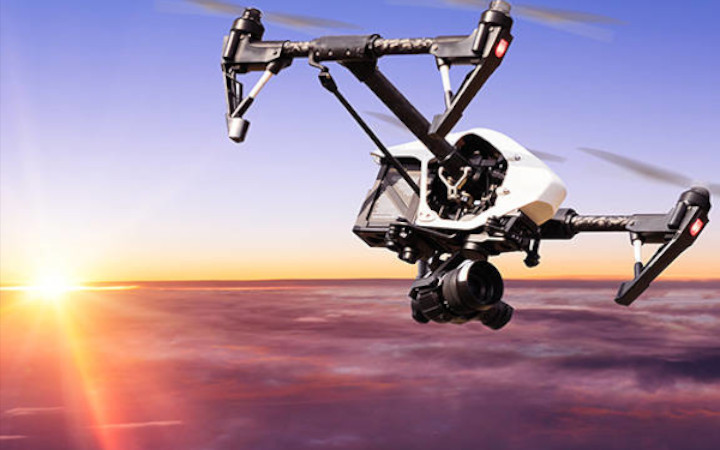四旋翼无人机在日出时分翱翔于天际