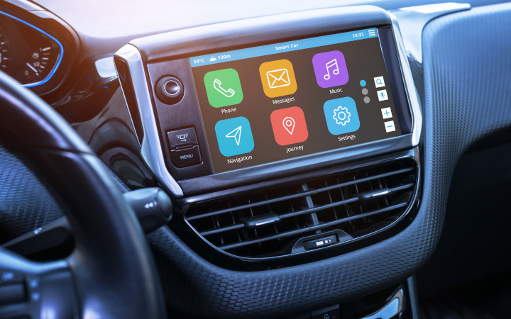 汽车仪表板上带有六个图标的触摸屏