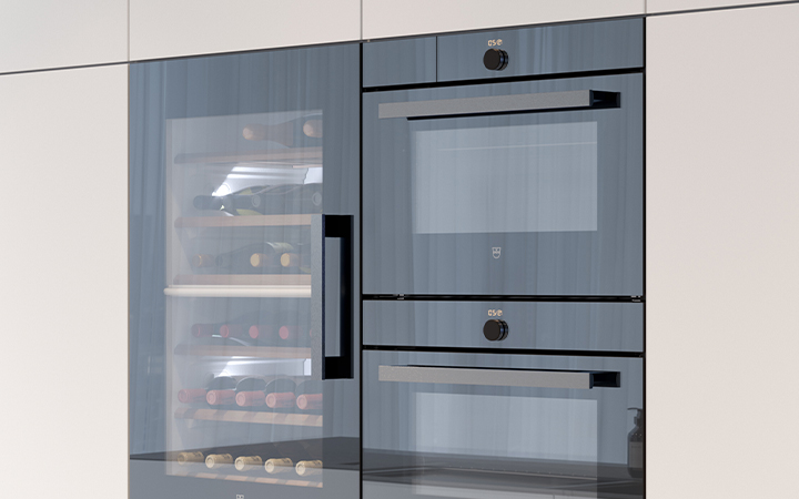 Deux fours de cuisine et une armoire à vin à portes vitrées transparentes ouvertes