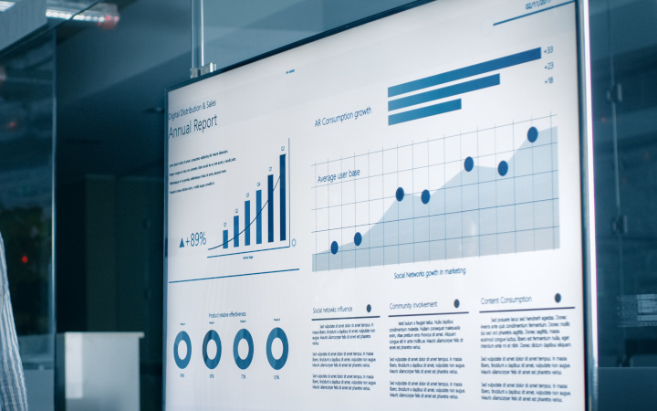 Écran numérique affichant une présentation dans une salle de réunion d’entreprise