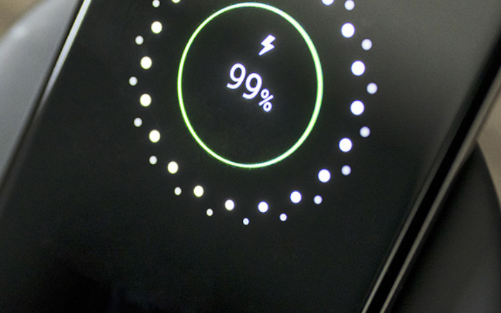 La pantalla del smartphone muestra una vida útil de la batería del 99 %