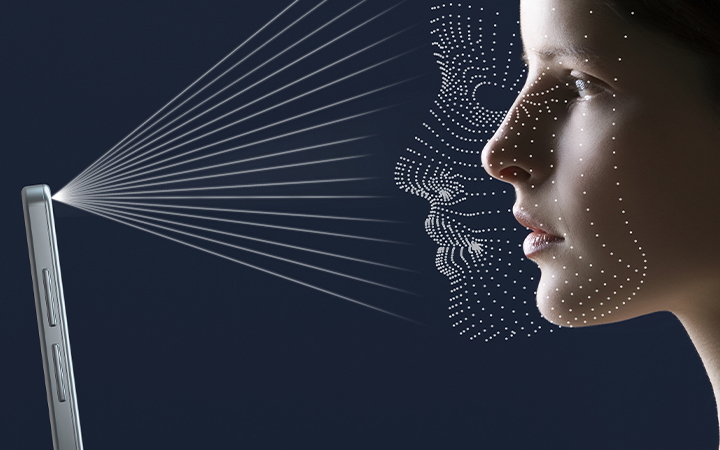 Femme dont le visage est scanné avec un smartphone