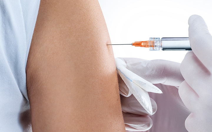 肖特玻璃注射器将药物注入手臂