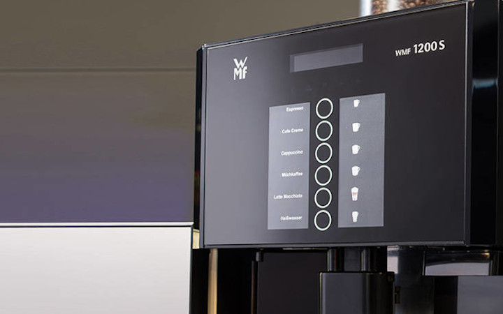 Schwarzer Touchscreen oben auf einer modernen Kaffeemaschine