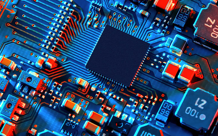 被红色元件照亮的蓝色微机电系统 (MEMS) 装置