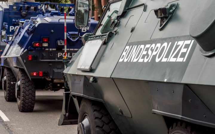 Una fila de vehículos blindados de la policía federal alemana
