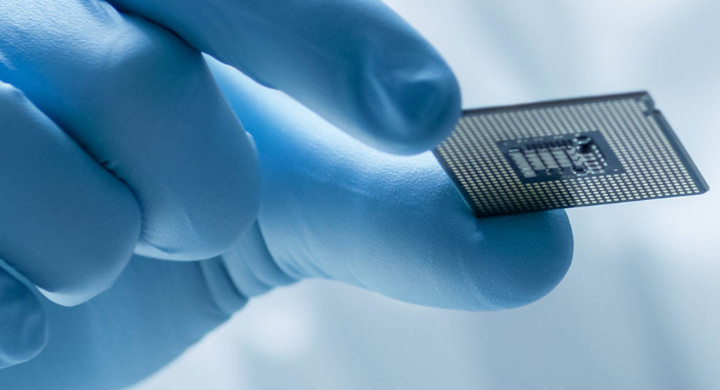 Research and medical laboratories for diagnostics use a range of SCHOTT products Hands holding a glass slide in a research laboratory