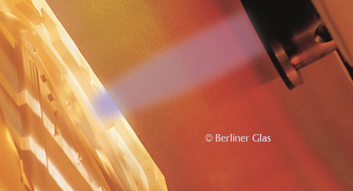 SCHOTT provides glass-ceramics for a wide range of lithography processes Illustration of light being focused on a component in lithography process