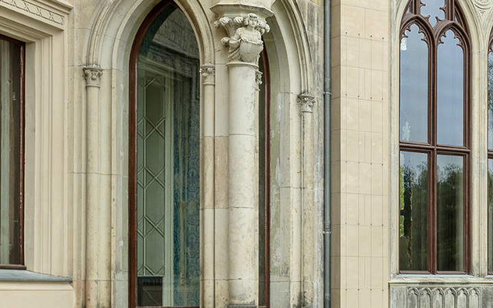 Close up detail of windows in a historical building restored with SCHOTT restoration glass