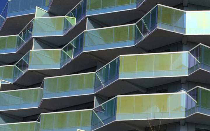 Exterior shot of the KOH-I-NOOR building in Montpellier, France, with balconies made with SCHOTT NARIMA® dichroic glass