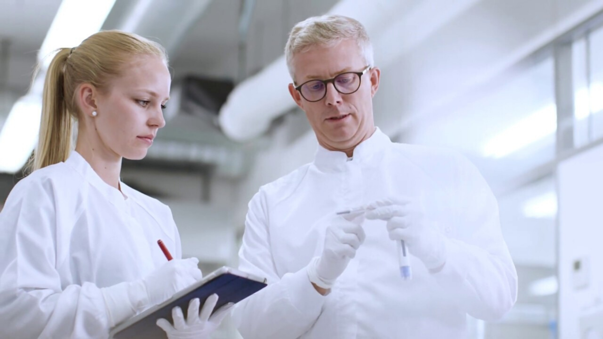 点击观看肖特玻璃注射器负责人 Christian Helbig 讨论用于生物制剂的 syriQ BioPure® 预灌装玻璃注射器