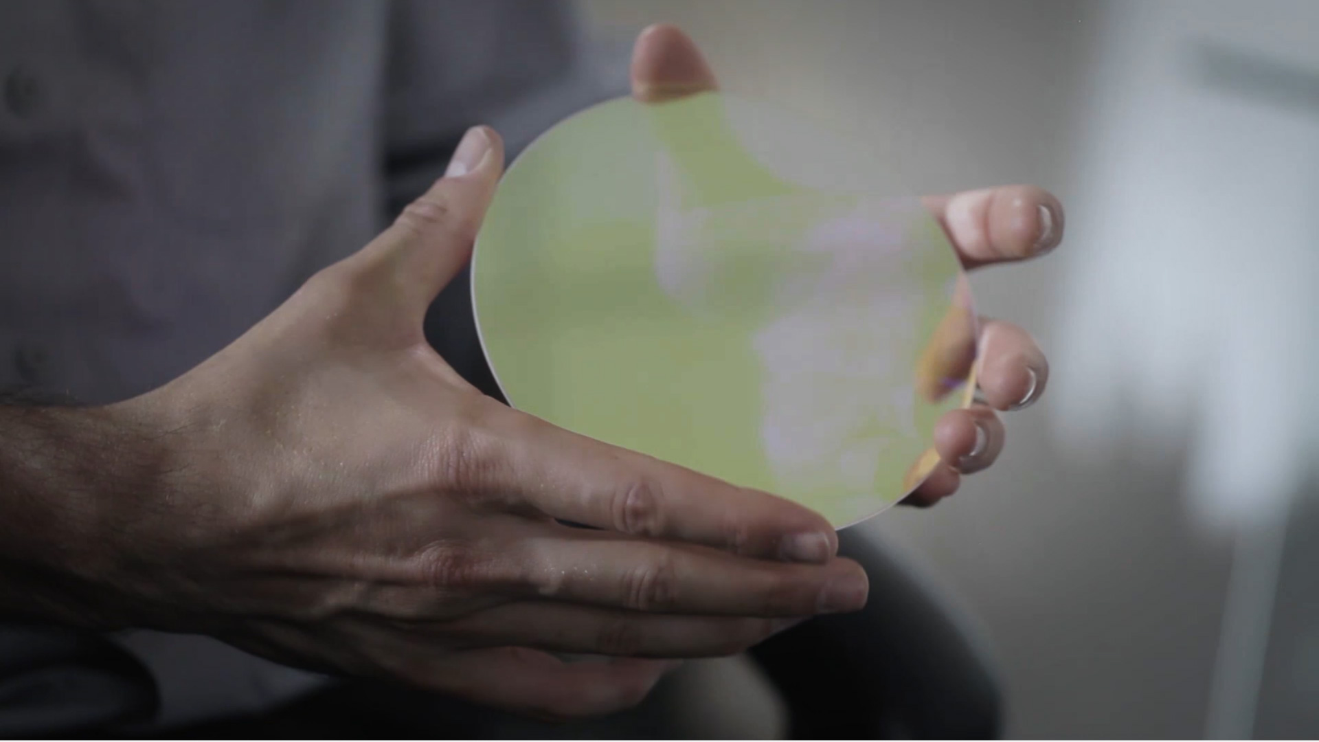 Duas mãos segurando um filtro óptico circular