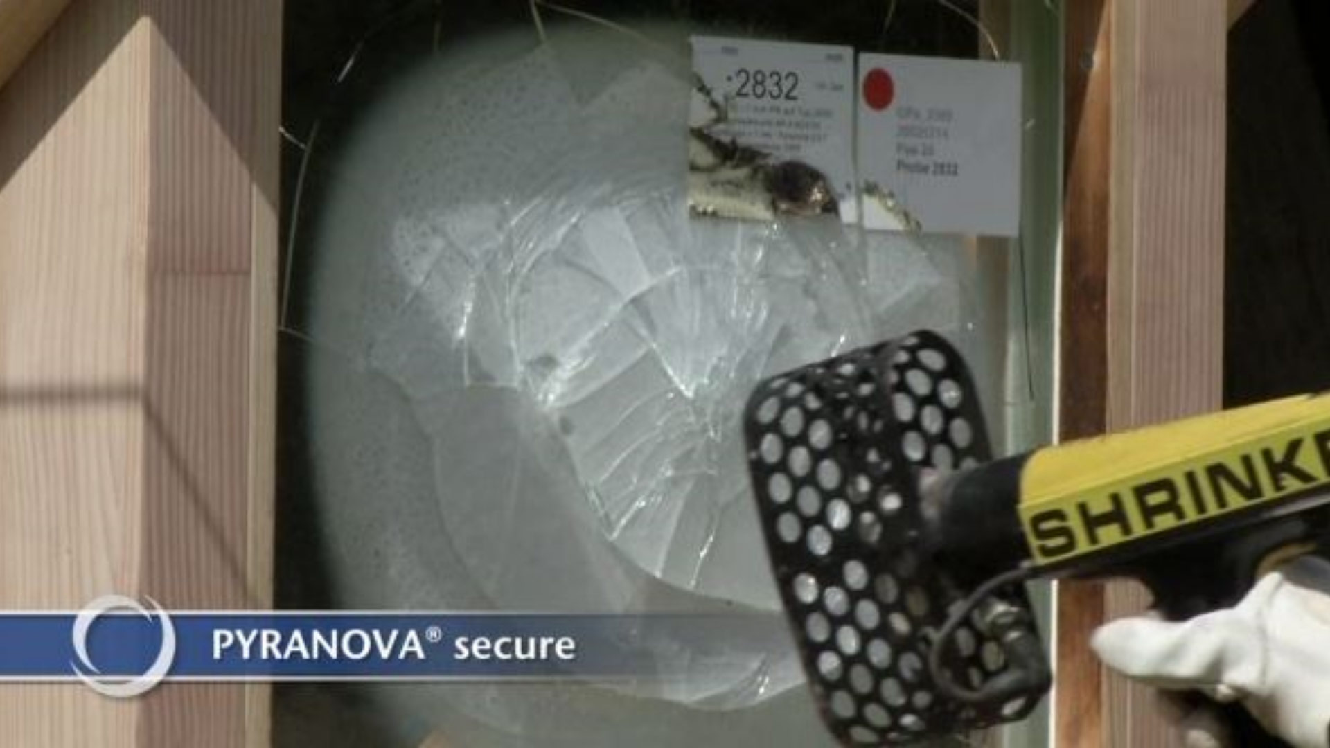 Vídeo que mostra como uma amostra do PYRANOVA® secure lida com calor, fogo e balas