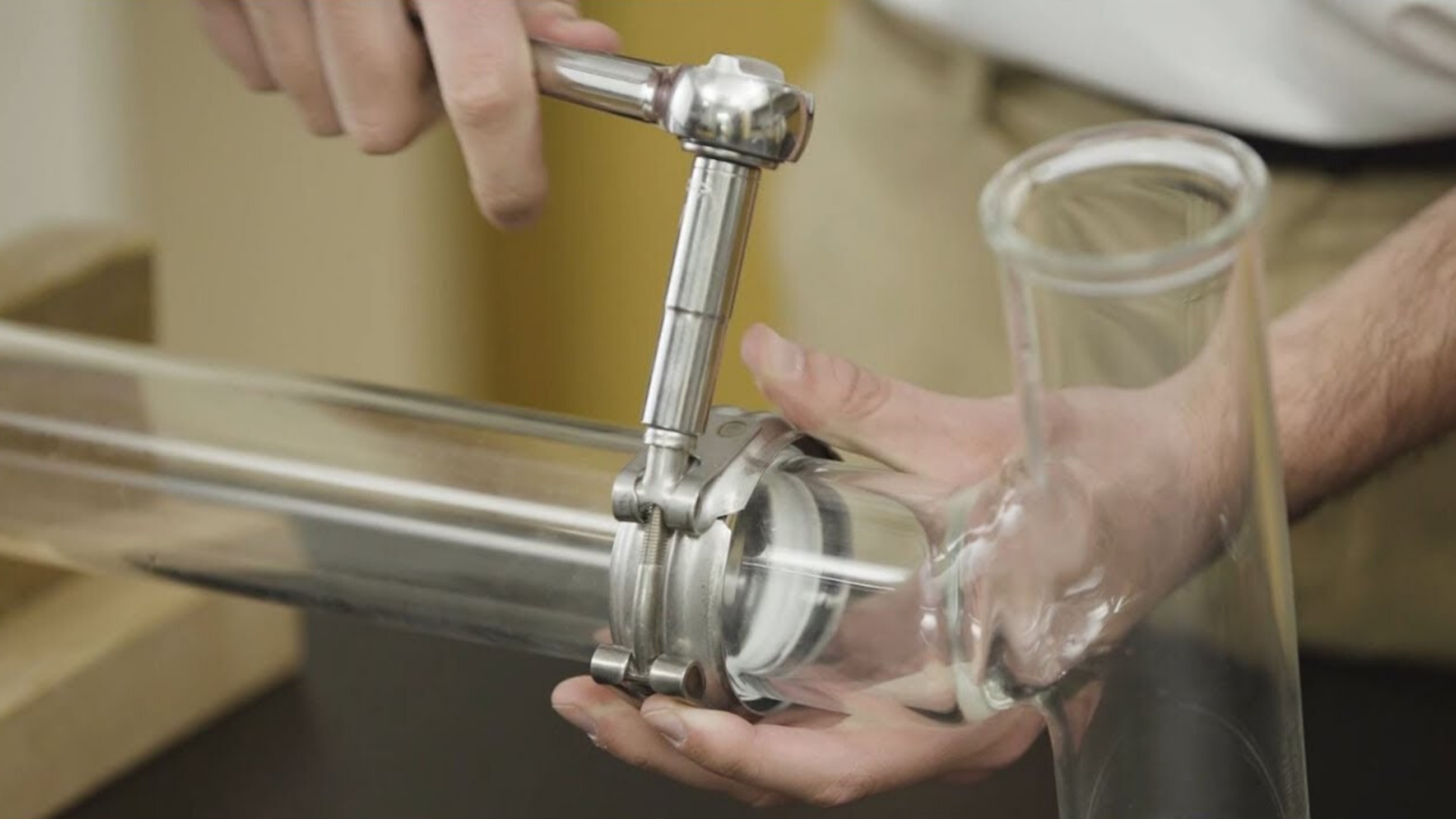 Clique para saber como conectar os tubos de drenagem de vidro do sistema de exaustão e resíduos ácidos KIMAX®