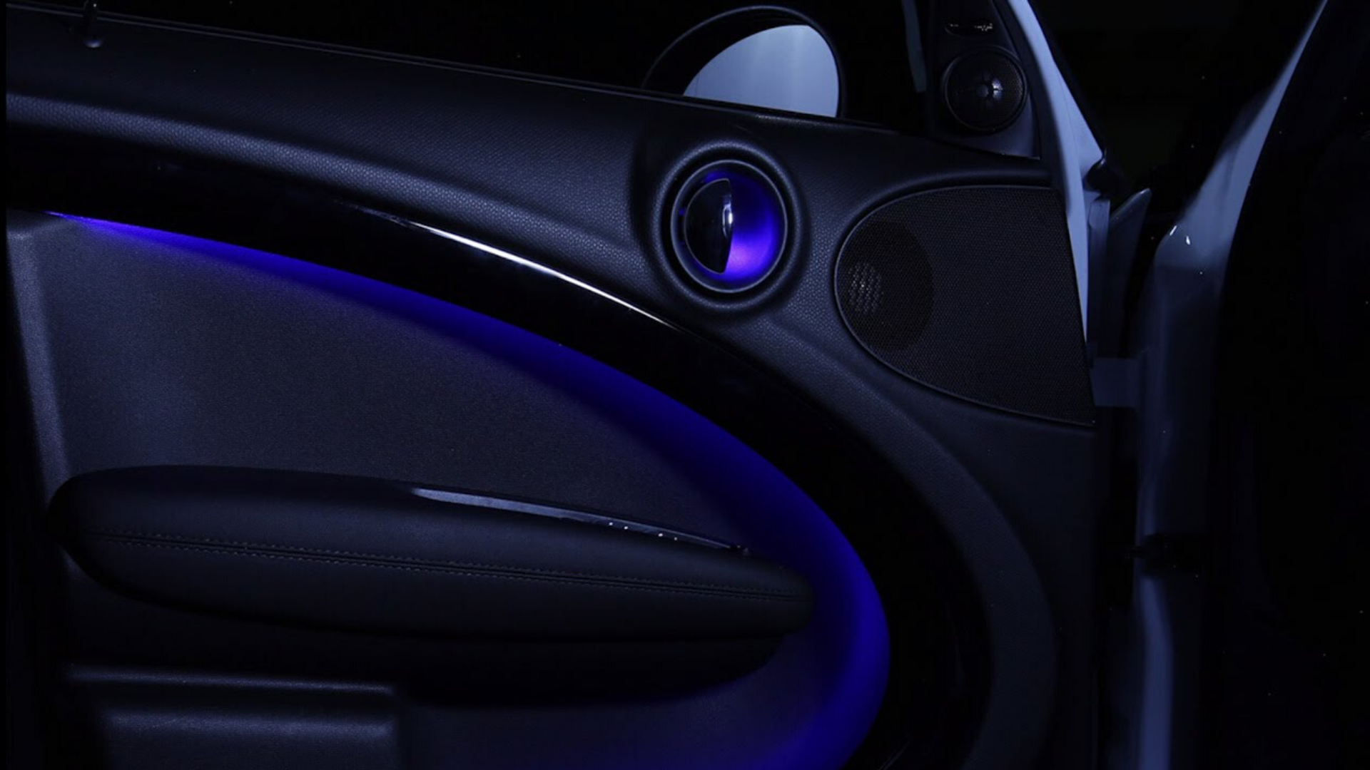 Klicken Sie hier, um zu erfahren, wie das Ambientelicht von SCHOTT eine tolle Stimmung im Auto erzeugt.