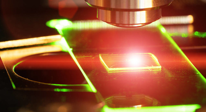 SCHOTT glass products serve a wide range of medical and biophotonic applications Glass slide examined by microscope with green and red light